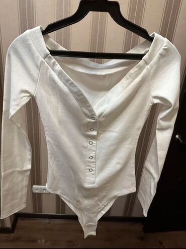 женское нижнее белье кружевное: Женское боди с длинным рукавом, белого цвета. - Фасон: прилегающий