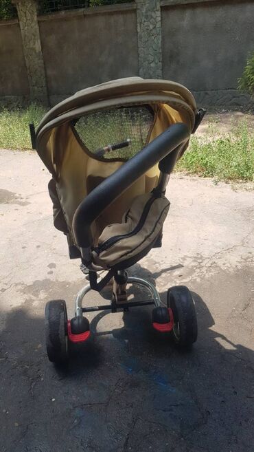 Детский мир: Продаю детский 3 х колесный велосипед с ручкой,направление сиденья