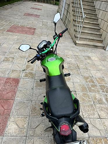 cesqa 2 mator: Yolsuzluq tərzində yığılmış yaşıl/qara motosiklet - Motor: tək — 3