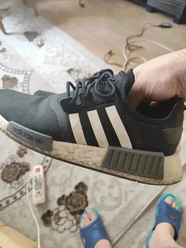 Krasofkalar və idman ayaqqabıları: Qara rəngdə olan Adidas idman ayaqqabıları. Yan tərəfində üç ağ zolaq