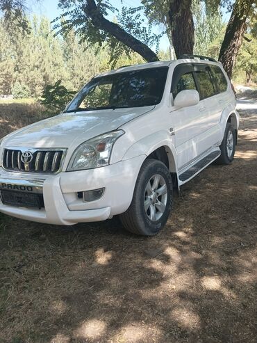 антены на авто: Белый внедорожник Toyota Land Cruiser Prado, предназначенный для