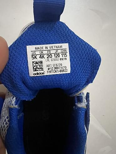 Детские кроссовки adidas оригинал - Верх: дышащая сетка серого цвета