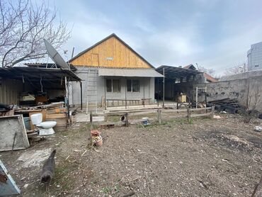 продаю дом бишкек ак босого: Дом, 75 м², 3 комнаты, Риэлтор, Старый ремонт