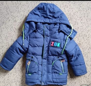 зимняя детская куртка для мальчика: Куртка на мальчика зимняя очень теплая примерно на 5-6 лет
400 сом