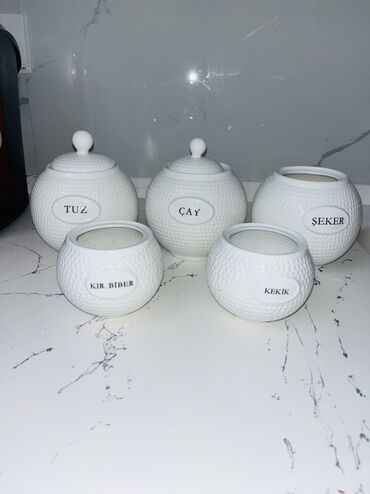 duz corek: Mətbəx üçün keramika qab dəsti - 5 ədəd ağ rəngli, fakturalı keramika