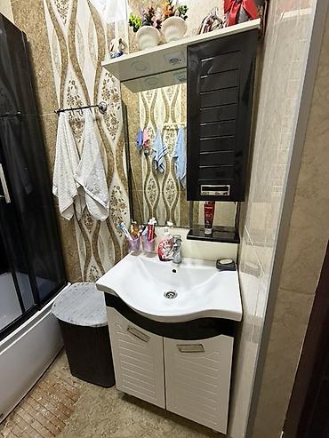 ag qapilar: Qara rəngli, tam qapalı duş kabinası satılır. Kabina müasir dizayna — 8