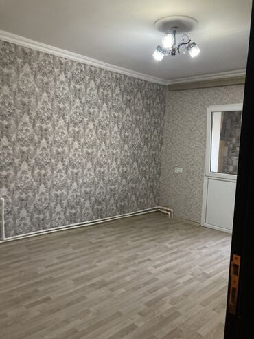 mingəcevirdə kirayə evlər: Otaq təmirli vəziyyətdədir. Divarlarına divar kağızı vurulub.Otaqda