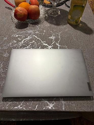 lenovo log: Lenovo noutbuku – gümüşü rəngdə, nazik korpuslu, 15.6" ekranlı model — 2