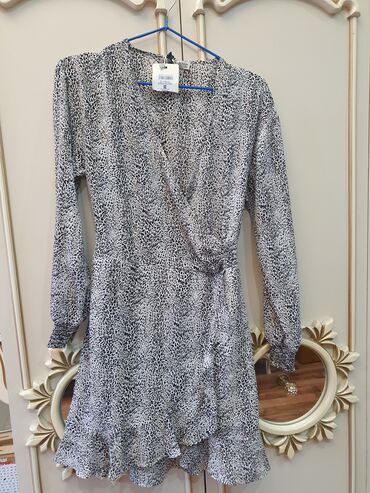 Dəstlər, kostyumlar: Qadın üçlü dəst – qara rəngdə, ağ kvadrat naxışlı. - Dəst: uzun -da lalafo.az — 15 Dəstlər, kostyumlar: Qadın üçlü dəst – qara rəngdə, ağ kvadrat naxışlı. - Dəst: uzun — 15