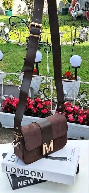 torbe slike: Mini crossbody torba sa slovom “M” na kopči. - Dizajn: pravougaona — 3