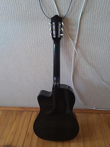 Gitaralar: Klassik gitara – kəsik korpuslu (cutaway), 6 simli, qara parlaq rəng — 2