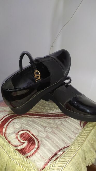 обувь 19 размер: Туфли (жен) лакированный, 40 размер, в идеальном состоянии, отдам за