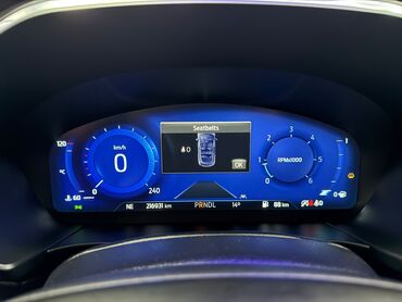 Ford: Plavi Ford Kuga, SUV model sa petoro vrata, opremljen je automatskim — 2