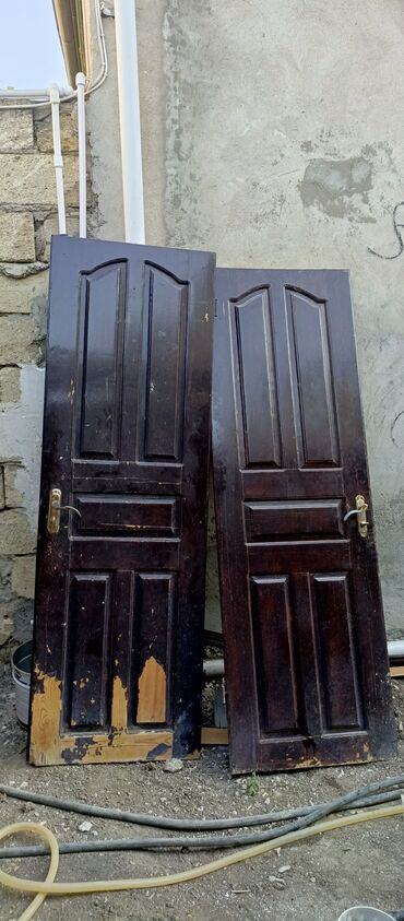 taxda qaplar: Qapilari, 5 eded wuweli,bezileri qiriqdi wuwenin,2eded sade qapi