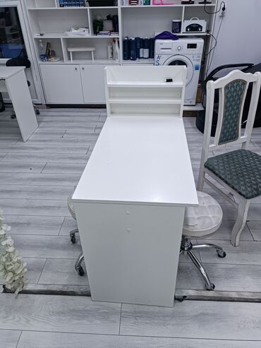 ищу стол: Маникюрный стол сдается срочно - Цвет: белый - Комплектация