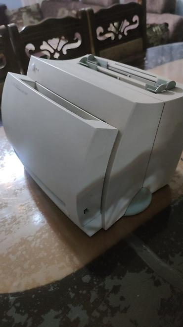 HP LaserJet 1000 lazer printeri, ofis və ya ev istifadəsi üçün nəzərdə