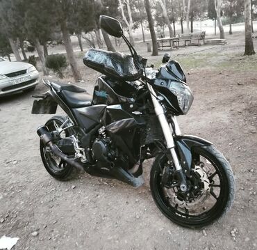 moped temiri: Tam qara rəngdə olan bu motosiklet, möhkəm quruluşu və dinamik