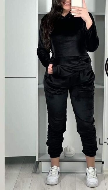 Gornji i donji deo: Plisane trenerke,vece velicine.
2.700
L,XL,2XL,3XL — 10