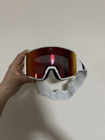 Лыжные ботинки: Продаю качественные лыжи. Подарили в прошлом году, использовал всего — 8