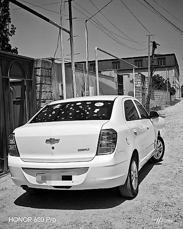 Chevrolet Cobalt – ağ rəngli sedan Xüsusiyyətlər: - Kuzov: 4 qapılı