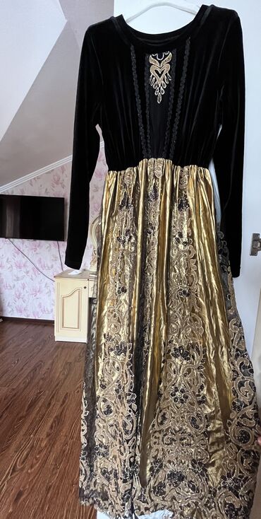 платья атлас: Вечернее платье, Длинная модель, С рукавами, Камни, L (EU 40)