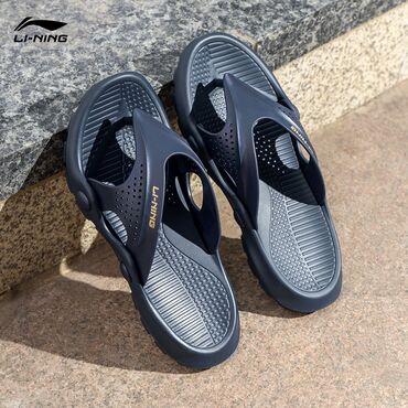 удобна летняя обувь: Шлепанцы для взрослых от Li-ning обеспечат вам безусловный комфорт в