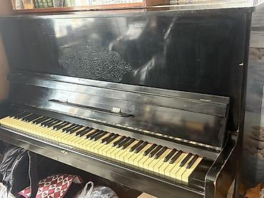 elektron gitara per page 40: Qara rəngli, klassik korpuslu “Zarya” markalı pianino. Pianino — 1