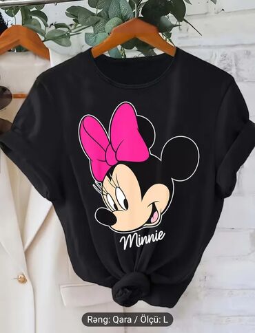 Футболки: Qara rəngdə, qısa qollu, üzərində Minnie Mouse şəkli olan qadın