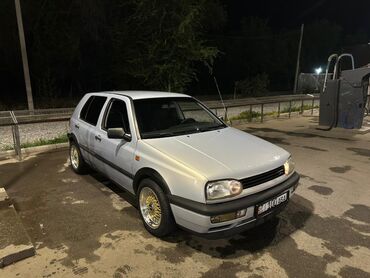 полированный машинка: Volkswagen Golf III, 5‑дверный хэтчбек, серебристый цвет. Основные