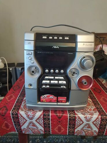Musiqi mərkəzləri: AWA markalı, gümüşü rəngdə, kompakt disk oxuyucusu olan musiqi