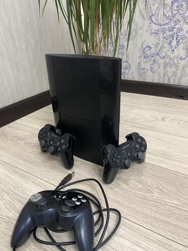 ps3 500gb: В комплекте 2 джойстика,зарядка, + 1 джойстик в подарок и 40 + игр