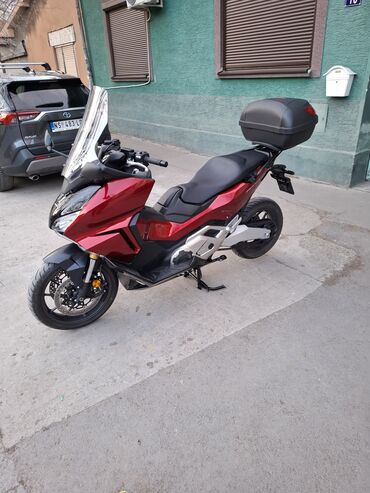 Honda: Honda Forza (serija maxi skutera) – crveno/crna - Snažan i ekonomičan — 11