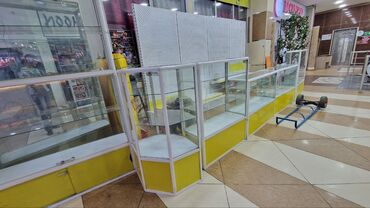 Витрины: Несколько торговых витрин жёлтого цвета с прозрачными стеклянными — 6