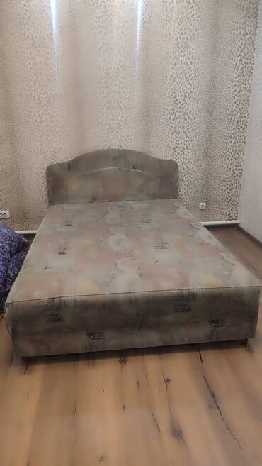 кровать кант: Кровать с мягким изголовьем и обивкой в нейтральных тонах. Кровать