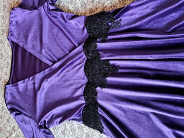 Haljine: Ljubičasta pliš haljina sa crnom čipkom,odgovara konfekcijskom broju