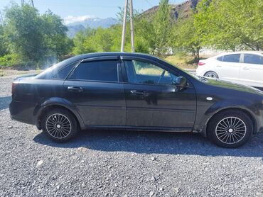 Транспорт: Автомобиль Chevrolet Lacetti, кузов седан, черного цвета. Практичный и