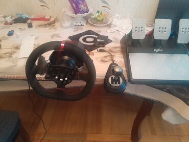 PC və ya oyun konsolu üçün nəzərdə tutulmuş bu yarış sükanı dəsti