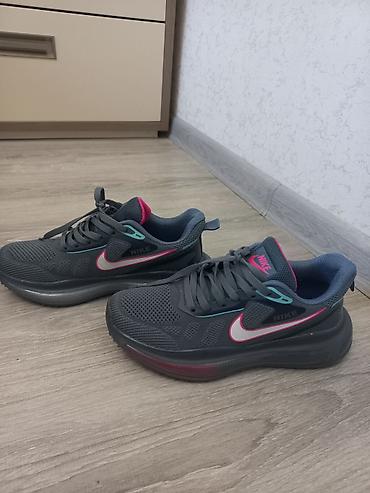 comitok l7c pro: Nike qadın idman ayaqqabısı - Rəng: tünd boz üst hissə, çəhrayı və — 3
