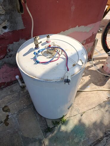 Tavalar: Ağ rəngli silindrik elektrik su qızdırıcısı. Cihazın üst hissəsində su