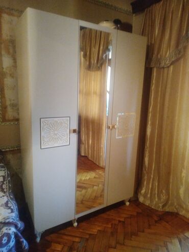 Другая мебель: Распашной, 3 двери Прямой шкаф, Шифоньер