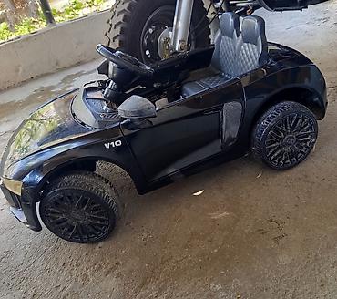 Uşaq dünyası: Uşaq üçün elektrikli ride-on avtomobil – Audi R8 Spyder (qara) - — 2