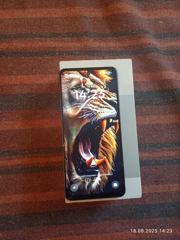 Ekranında yırtıcı aslanın şəkli əks olunan bu smartfon gündəlik