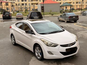 Hyundai: Hyundai Elantra sedan – ağ rəng, şəhər üçün qənaətcil və komfortlu — 10