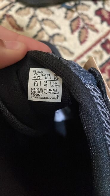 Krasofkalar və idman ayaqqabıları: Qara rəngdə olan Asics güləş ayaqqabısı. Ayaqqabının yuxarı hissəsi