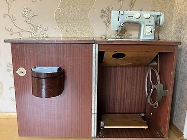 Podolsk 142 tikiş maşını, taxta stol ilə birlikdə təqdim olunur. Model