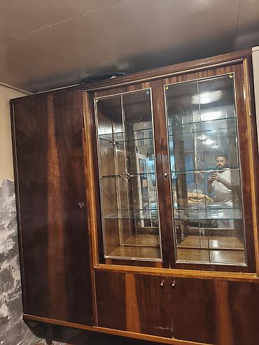 kitablar üçün rəflər: Vitrinli şkaf – ağac və şüşə kombinasiyası - Material: təbii ağac — 1