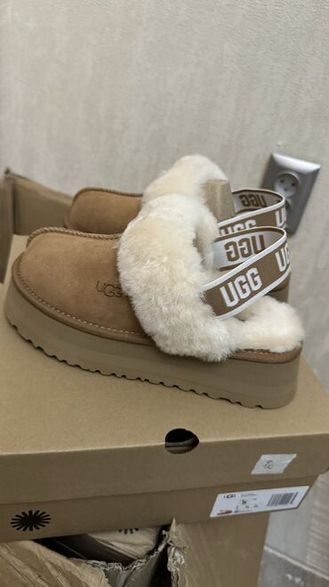 обувь для танцев: Продается те самые трендовые UGG, сделает любой образ стильным