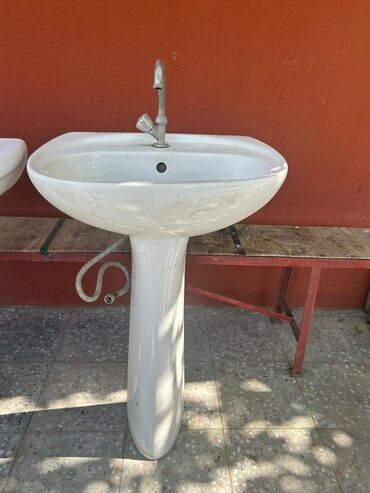 Qapılar və aksessuarlar: Piyedestal tipli keramika əl yuma lavabosu - Material: Ağ şirli