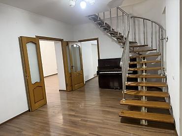 частный дом без хозяина: 🏡 Сдаётся просторный двухэтажный частный дом 📐 Дом — 180 м² 🌿 Участок — 1