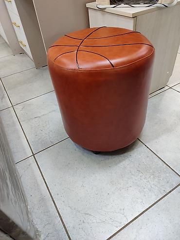 Пуфики: Элегантная банкетка прямоугольной формы, обтянутая мягкой тканью — 42